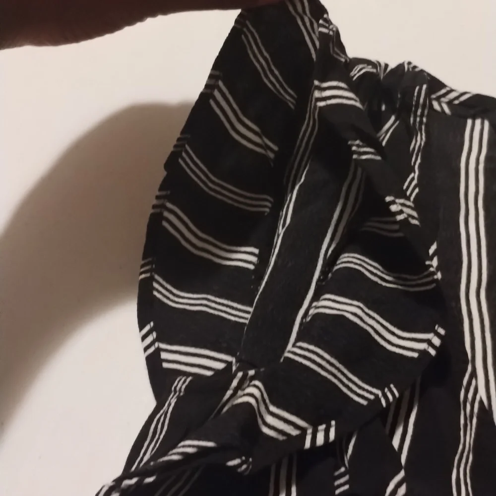LOFT | Petite Striped Flutter Sleeve stripe with two sides pockets Romper Size S - Picture 5 of 14